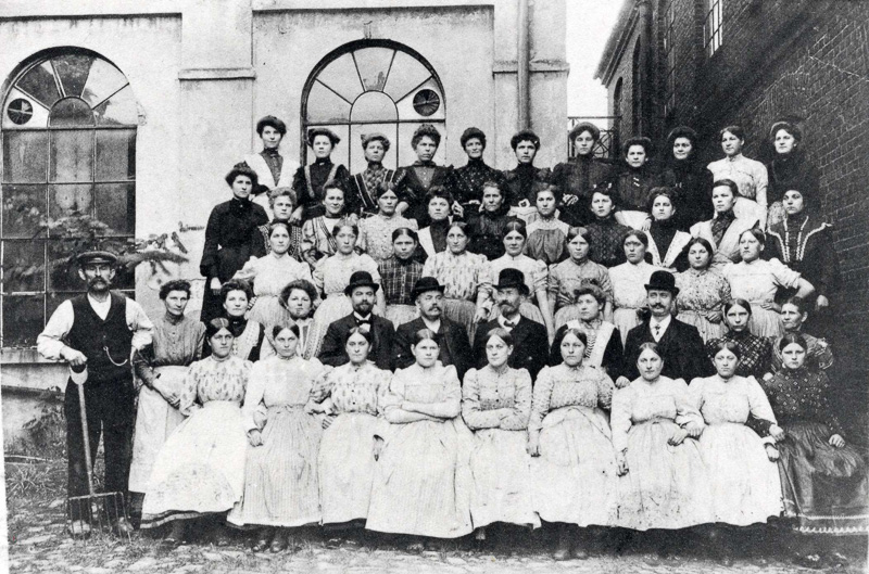 Mitarbeiter der Tuchfabrik REHN um 1920, Quelle: Wendisches Museum Cottbus