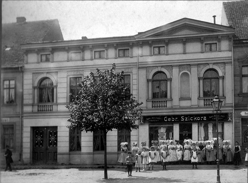 Markt 10 um 1930 mit dem Geschäft von SZICKORA, Quelle: diese Webseite